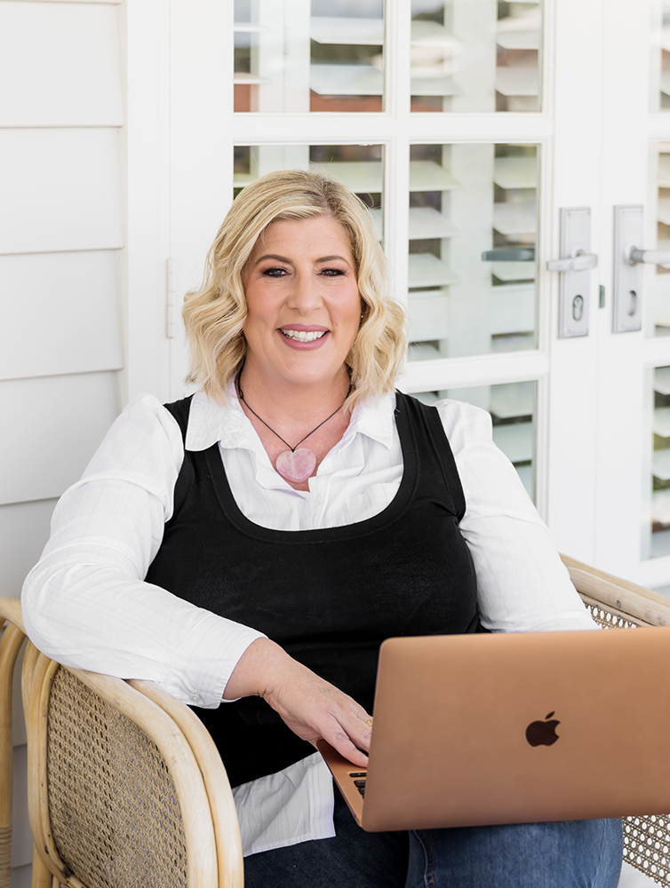 Sarah-Thomson-Online-Social-Butterfly-2023